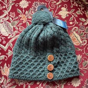 Aran Merino Wool Knit Hat with 3 Buttons in Kiwi NWT
